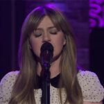 Kelly Clarkson Performs Sixpence None The Richer’s “Kiss Me” Live on Her Show